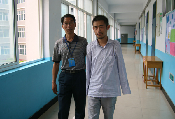 Armless student battles Gaokao with his toes