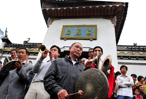 Festival air surrounds Quyuan's hometown