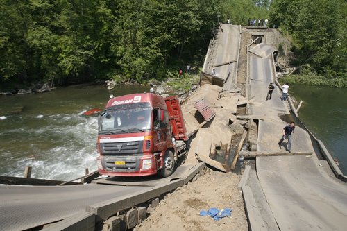 6 injured in bridge collapse