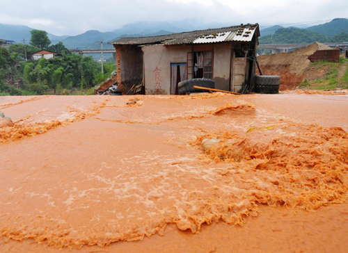 Rainstorms to continue lashing S China