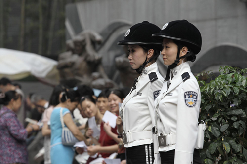 Female police go on duty in Chongqing