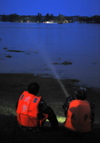 Residents evacuated after dike bursts in E China