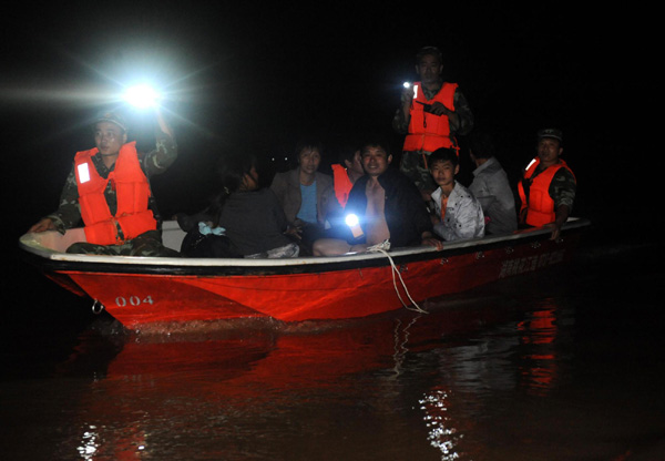 Residents evacuated after dike bursts in E China