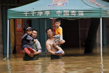 Residents evacuated after dyke breach in Jiangxi