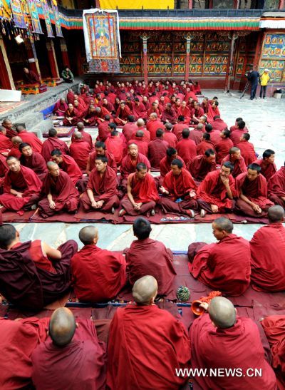 11th Panchen Lama observes Buddhist scriptures debate