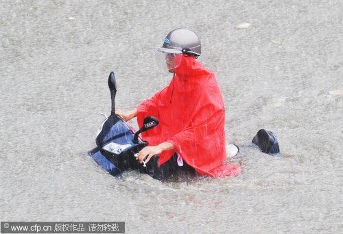 Rainstorm floods streets, clogs traffic in Hefei