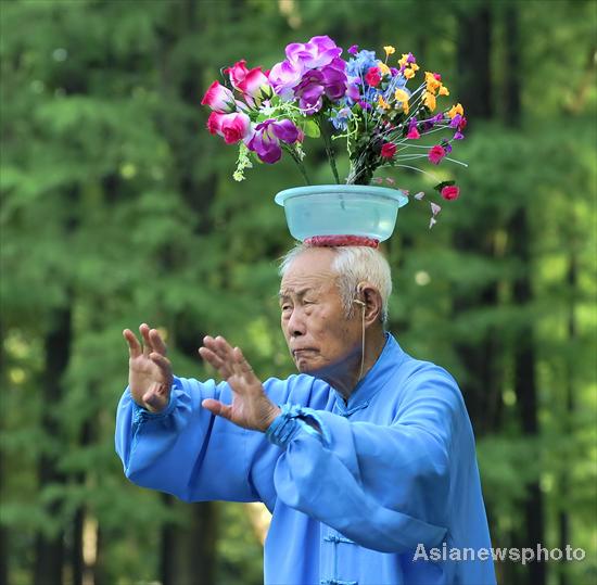 Play Tai Chi in flowery way