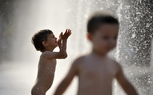 Fountain fun under high temperatures