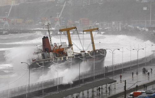 Heavy storm strands merchant vessel in Chile