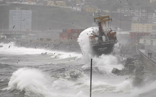 Heavy storm strands merchant vessel in Chile