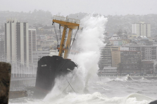 Heavy storm strands merchant vessel in Chile