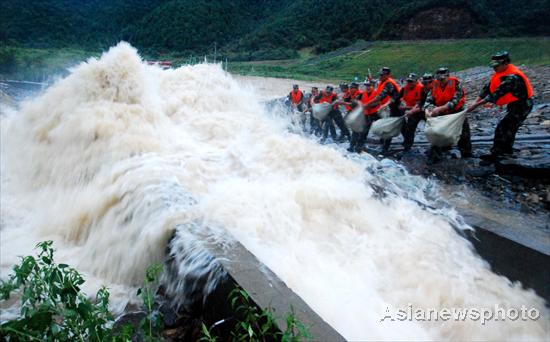 Reservoir water overflows, flooding villages in Jiangxi