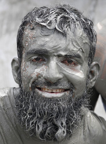 Mud 'fight' wows tourists in Seoul