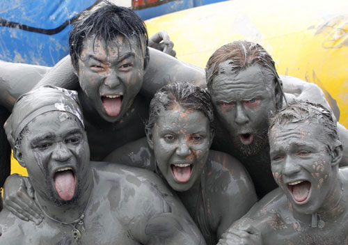 Mud 'fight' wows tourists in Seoul