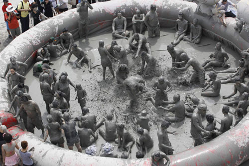 Mud 'fight' wows tourists in Seoul