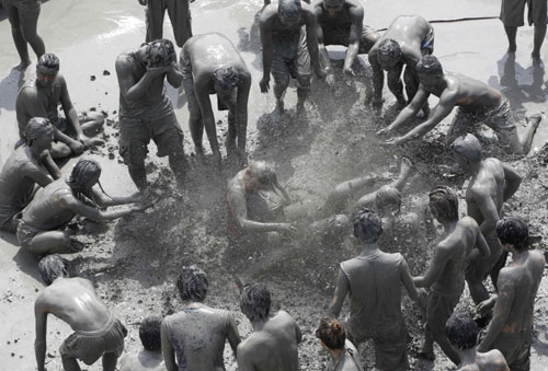 Mud 'fight' wows tourists in Seoul