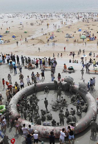 Mud 'fight' wows tourists in Seoul