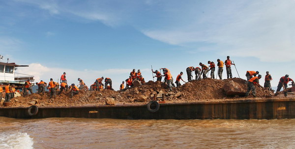 Dike reinforcement carried out in E China