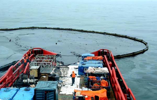 Dalian oil spill cleanup in full swing after pipeline blast