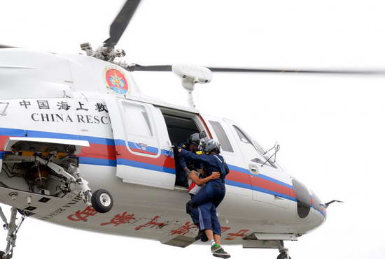 China holds 1st helicopter rescue drill on highway