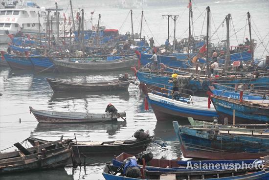 1,000 fishing boats help clean up Dalian oil spill