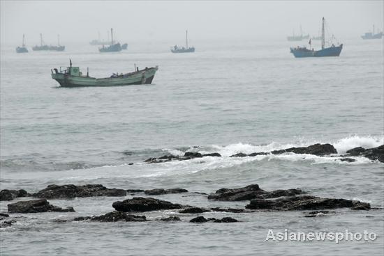 1,000 fishing boats help clean up Dalian oil spill