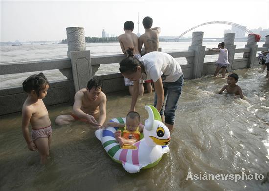 Wuhan turns flood into fun