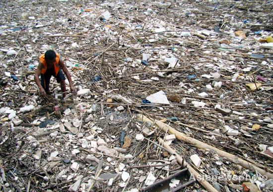 Floating garbage drifts to Three Gorges Reservoir