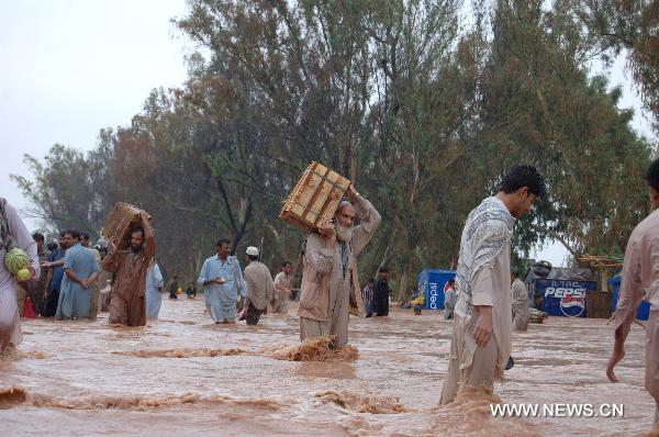 Pakistan flooding death toll reaches 900