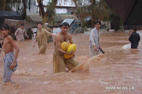 Pakistan flooding death toll reaches 900