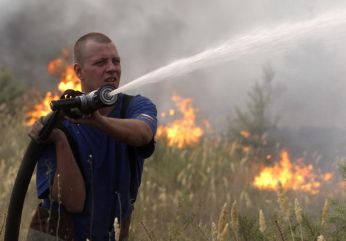 Wildfire burns in Russia, killing at least 40