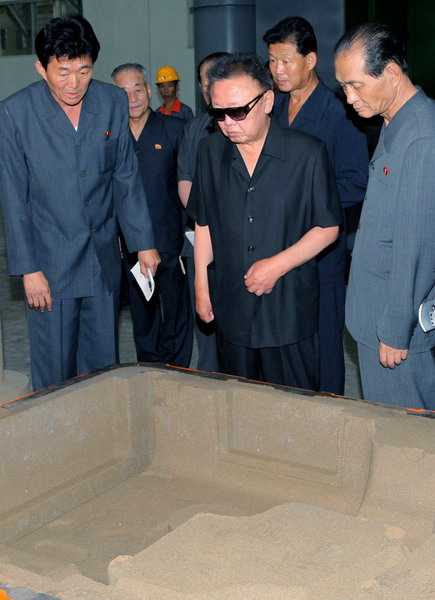 Kim Jong-il inspects Militray-First casting foundry 