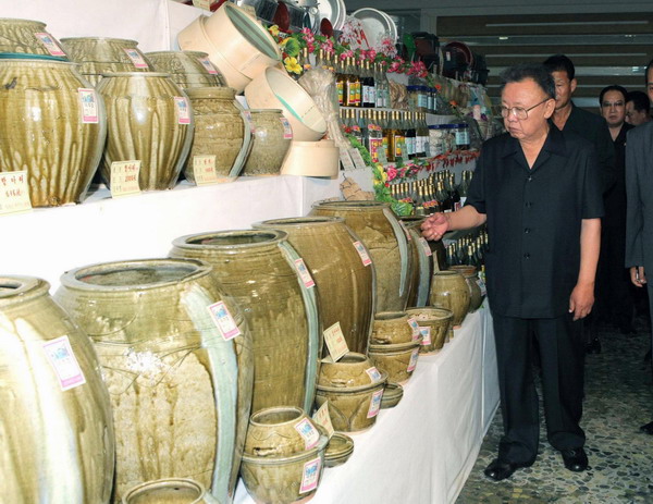 Kim Jong-il inspects Militray-First casting foundry 