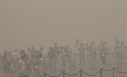 People don face masks as worst smog hits Moscow