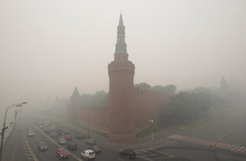 People don face masks as worst smog hits Moscow
