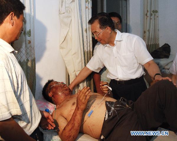 Wen inspects landslide-hit county in NW China