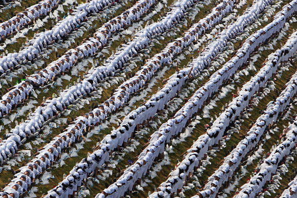 Human dominos break Guinness record in N China