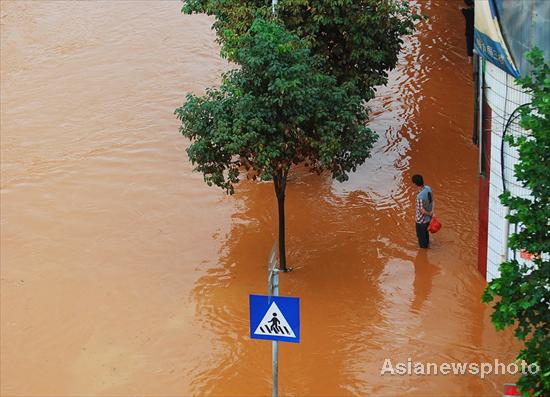 Rain-triggered flood hits Yunnan