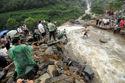 126 tourists rescued after landslide in Henan