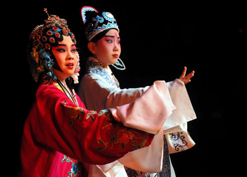 Students fond of Peking Opera