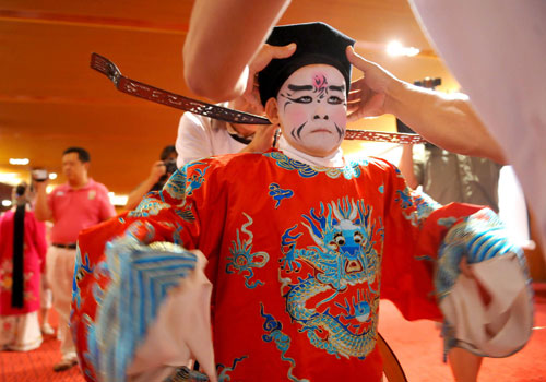 Students fond of Peking Opera