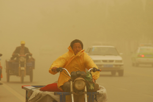 Heavy sandstorm hits China's Xinjiang