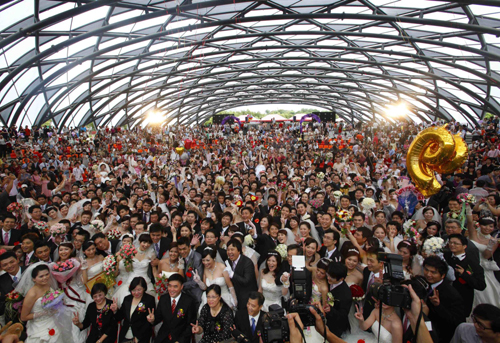 Mass wedding held at Taipei Flora Expo Hall