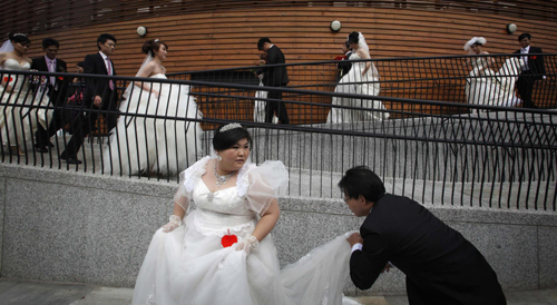 Mass wedding held at Taipei Flora Expo Hall