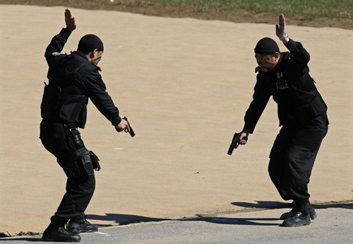 Beijing police stage anti-terror drill