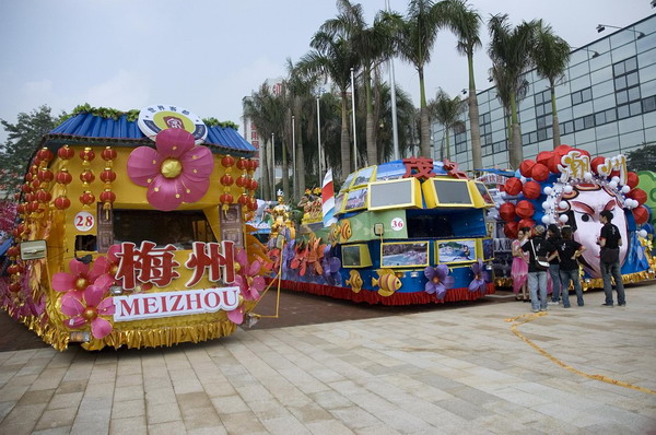 World Tourism Day floats parade in S China