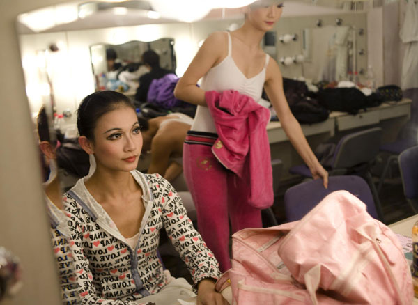 World dancers perform on Beijing stage