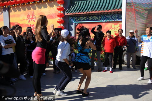 Miss World contestants experience Chinese culture