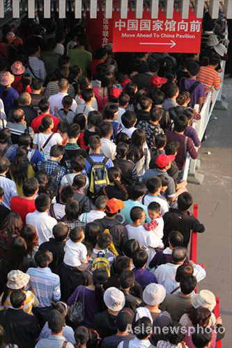 Record number of visitors swarm into Shanghai Expo site