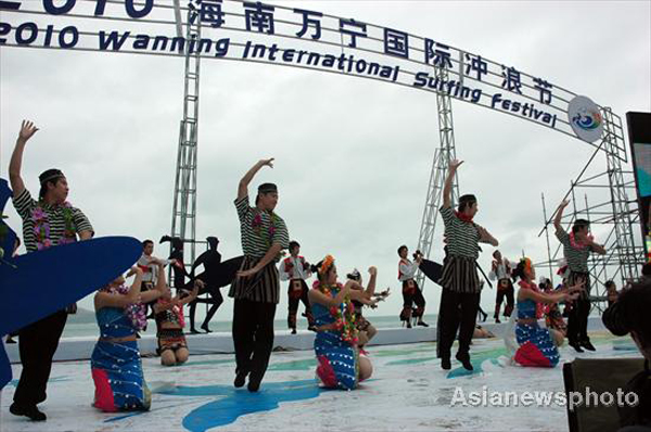 Surfers show skills in Hainan